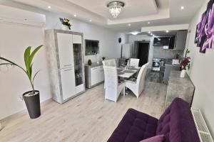 卡鲁扎Apartmany Zemplinska Širava Timea的厨房以及带紫色沙发的客厅。