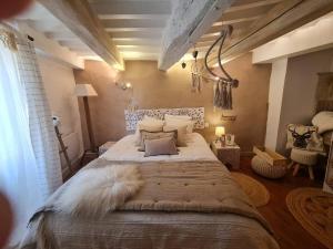 卡利昂La Casa Romantica de Callian的一间大卧室,房间内设有一张大床