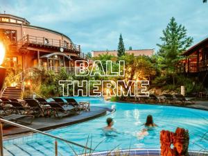 巴特恩豪森Stay aWhile Apartment 5 Min zum GOP, BALI-Therme, HDZ & Klinik Nähe, Netflix的水中人聚在酒店的游泳池