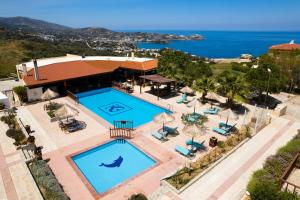 阿齐亚佩拉加斯皮罗斯索拉家庭酒店及公寓的享有带2个游泳池的度假村的顶部景致