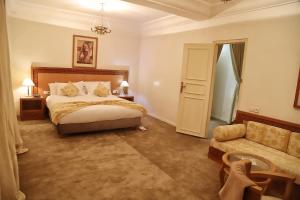 阿尤恩帕拉多尔酒店的酒店客房,配有床和沙发