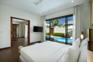 塞米亚克The Claremont Luxury Villas的一间带大床的卧室和一个游泳池