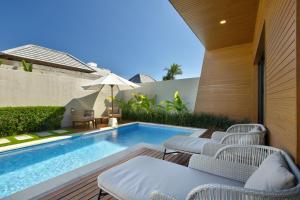 塞米亚克The Claremont Luxury Villas的一个带游泳池和椅子的户外庭院