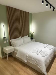 地拉那4SeasonsGea , Cozy Studio In Central Position , Tirana的卧室配有白色的床和2条毛巾