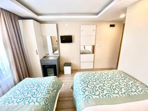 伊斯坦布尔LARA HOTEL的一间小卧室,配有一张床和镜子