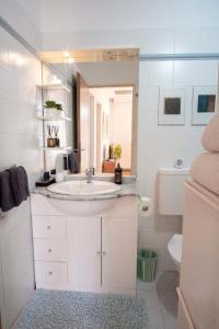 拉巴克Porto Albona的一间带水槽、卫生间和镜子的浴室