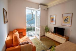 拉巴克Porto Albona的带沙发和电视的客厅