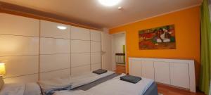 巴林根Stilvolles Haus 124 qm的一间卧室设有两张床,墙上挂着一幅画