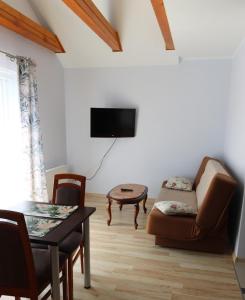 德布吉Karla, apartamenty i pokoje w Dębkach的客厅配有沙发和桌子
