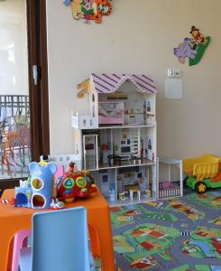 德布吉Karla, apartamenty i pokoje w Dębkach的游戏室设有娃娃屋和桌子