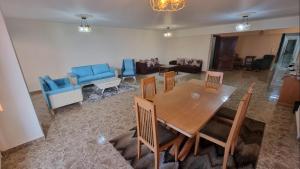 亚历山大Sea View Heart Apartment (families only)的客厅配有木桌和椅子