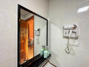 仙本那仙本那顺德人家棕榈园的一间带镜子和吹风机的浴室