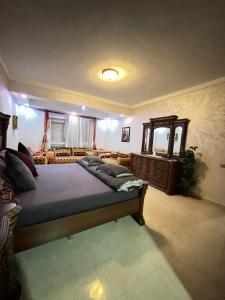 阿加迪尔Marina Agadir Appartement的一间大卧室,配有一张大床和镜子