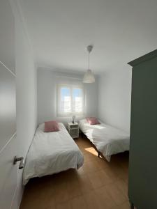 查兹拉德拉谢拉Villa Mariaje的一间卧室设有两张床和窗户。