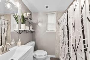 银泉Elegant 1-BR Apartment的白色的浴室设有卫生间和水槽。