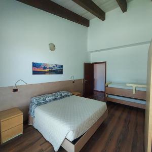 迪拉文纳卡斯蒂利奥内Ca Giuliocesare的一间卧室配有一张床和长凳