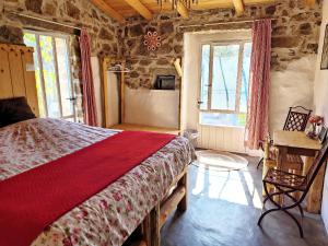 奥尔比亚Stazzu la Capretta Farm Camping & Guest Rooms的石墙客房的卧室配有床