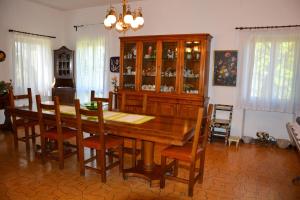 塞尔苏里格La Casa di Cesarina的一间带木桌和椅子的用餐室