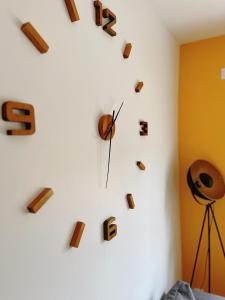 TorcenayHappy House的白色墙上的时钟,上面写着字母