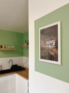 TorcenayHappy House的厨房设有绿色的墙壁和墙上的照片
