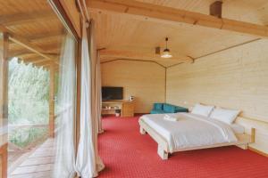 TecuciZaga Zaga Sat的木制客房内的一间卧室,配有一张床