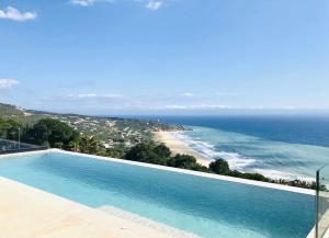 萨阿拉德洛斯阿图内斯Villa El Buzo的享有海滩景致的游泳池