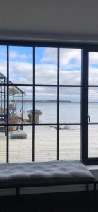 GuldborgHideaway Engvej的客房可通过窗户欣赏到海滩美景