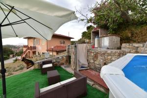 费拉约港Casa vacanze il Pastore Tedesco的一个带遮阳伞和游泳池的庭院