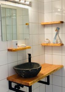 费曼城堡derankerplatz-fehmarn的浴室设有木桌上的黑色碗水槽