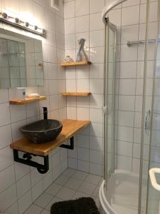 费曼城堡derankerplatz-fehmarn的一间带水槽和淋浴的浴室