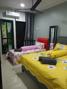 克提RIANI HOMESTAY的两张睡床彼此相邻,位于一个房间里