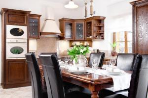 弗罗茨瓦夫Constantia by Grape Hotel的用餐室配有木桌和黑椅子