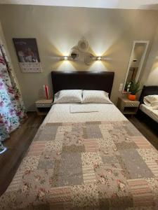 奥林匹亚基·阿克蒂Villa Rafailia的一间卧室配有一张大床,床上有被子