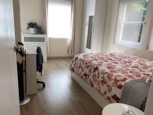 卧龙岗2 bedroom small unit 1 minute walk to shopping centre NO PARKING SLOT的一间卧室配有一张床、一个窗口和一张书桌