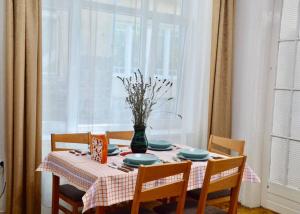 布达佩斯Family Home的一张餐桌,上面有花瓶