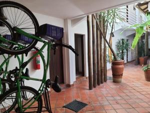 卡波布里奥Pousada Porto Fino的停在大楼旁边的绿色自行车