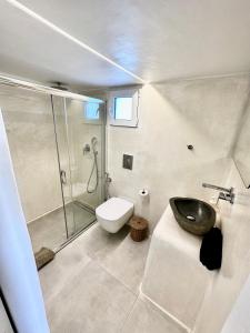 米克诺斯城Mykonos Eight的带淋浴、盥洗盆和卫生间的浴室