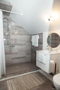 EcoSilini的带淋浴、卫生间和盥洗盆的浴室