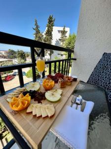 乌尔齐尼Hotel Villa Garden Ulcinj-Ulqin的一张桌子,上面放着食物和一杯橙汁