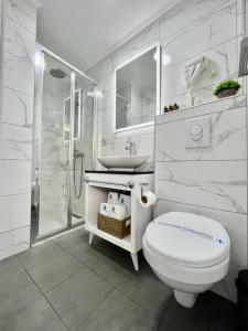 乌尔齐尼Hotel Villa Garden Ulcinj-Ulqin的白色的浴室设有卫生间和水槽。