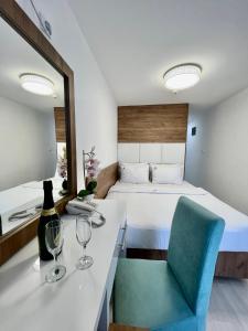 乌尔齐尼Hotel Villa Garden Ulcinj-Ulqin的酒店客房,配有床和桌子,配以酒杯