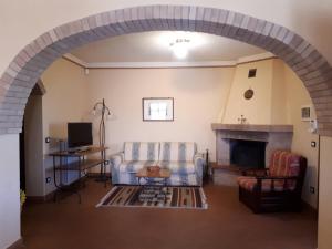 帕拉伊阿蒙特玛利农家乐的带沙发和壁炉的客厅