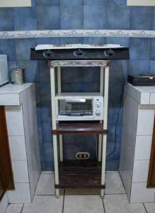 危地马拉安地瓜Casa la Ermita的厨房里的一个微波炉