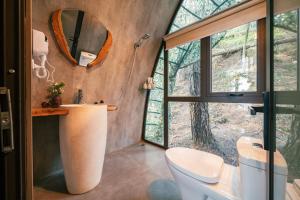 木州县Hippie Home的一间带卫生间、水槽和镜子的浴室