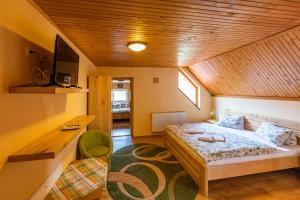 斯祖贝莱克雅斯旅馆的一间小卧室,配有一张床和一张书桌