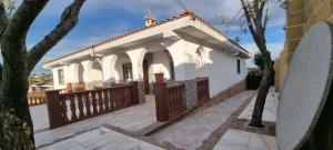 托莱多Villa los Cantos的白色的小房子,设有木栅栏
