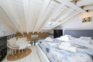 西尔米奥奈Acquarius Resort Sirmione - MGH的一间卧室配有一张大床和秋千