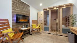 布罗托尼贾Villa Amoena with Pool and Sauna的客厅设有黄色椅子和壁炉