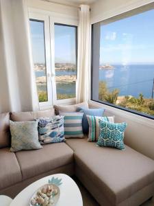 利加里亚Chatzidakis Apartment/Inspiration harmony的带沙发和大窗户的客厅