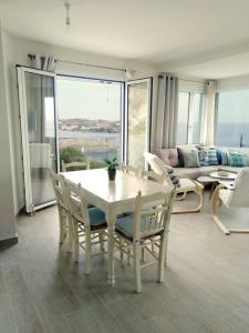 利加里亚Chatzidakis Apartment/Inspiration harmony的客厅配有白色的桌椅,享有美景。